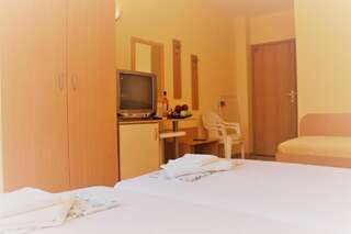 Отель Family Hotel Rosi Свети-Влас Трехместный номер с балконом-3