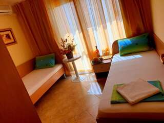 Отель Family Hotel Rosi Свети-Влас Двухместный номер с 2 отдельными кроватями и балконом-1